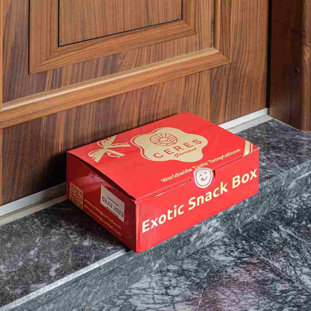 International Snack Box 30 Unique Pcs