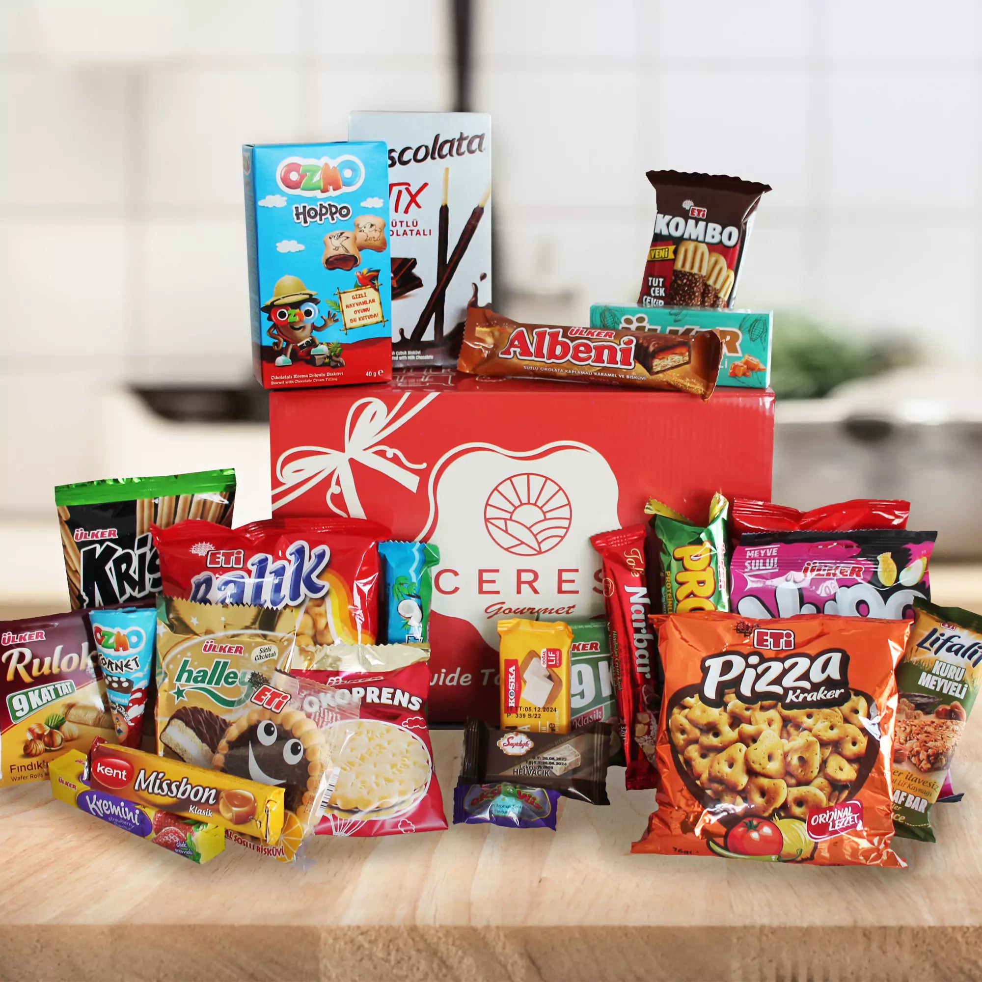 50-Pack International Snack Box - Assorted Treats