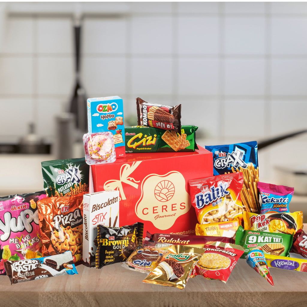 International Snack Box 30 Unique Pcs