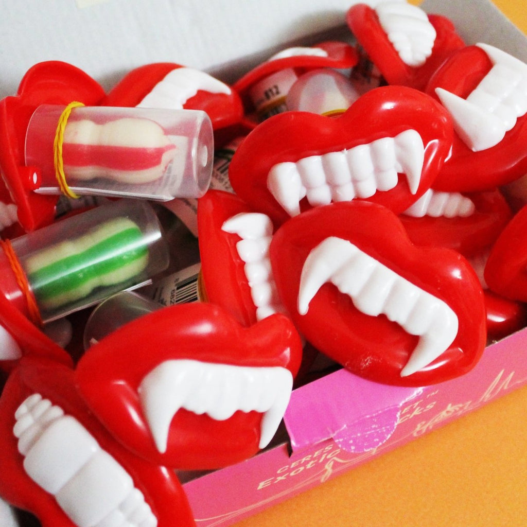Halloween Vampire Teeth Fangs & Creepy Lips Delight 20 Pcs
